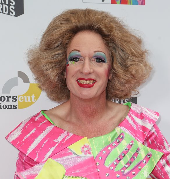 O Grayson Perry &#x3C3;&#x3C7;&#x3B5;&#x3B4;&#x3B9;&#x3AC;&#x3B6;&#x3B5;&#x3B9; &#x3C4;&#x3B7;&#x3BD; &#x3BA;&#x3B1;&#x3BC;&#x3C0;&#x3AC;&#x3BD;&#x3B1; &#x3C0;&#x3BF;&#x3C5; &#x3B8;&#x3B1; &#x3C3;&#x3B7;&#x3BC;&#x3AC;&#x3BD;&#x3B5;&#x3B9; &#x3C4;&#x3B7; &#x3BB;&#x3AE;&#x3BE;&#x3B7; &#x3C4;&#x3B7;&#x3C2; &#x3C0;&#x3B1;&#x3BD;&#x3B4;&#x3B7;&#x3BC;&#x3AF;&#x3B1;&#x3C2;