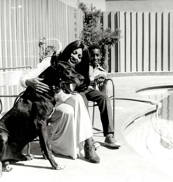 Tina Turner | &#x3A4;&#x3BF; &#x3C3;&#x3C5;&#x3B3;&#x3BA;&#x3B9;&#x3BD;&#x3B7;&#x3C4;&#x3B9;&#x3BA;&#x3CC; &#x3BC;&#x3AE;&#x3BD;&#x3C5;&#x3BC;&#x3B1; &#x3B3;&#x3B9;&#x3B1; &#x3C4;&#x3BF;&#x3BD; &#x3C7;&#x3B1;&#x3BC;&#x3CC; &#x3C4;&#x3BF;&#x3C5; &#x3B3;&#x3B9;&#x3BF;&#x3CD; &#x3C4;&#x3B7;&#x3C2; Ronnie