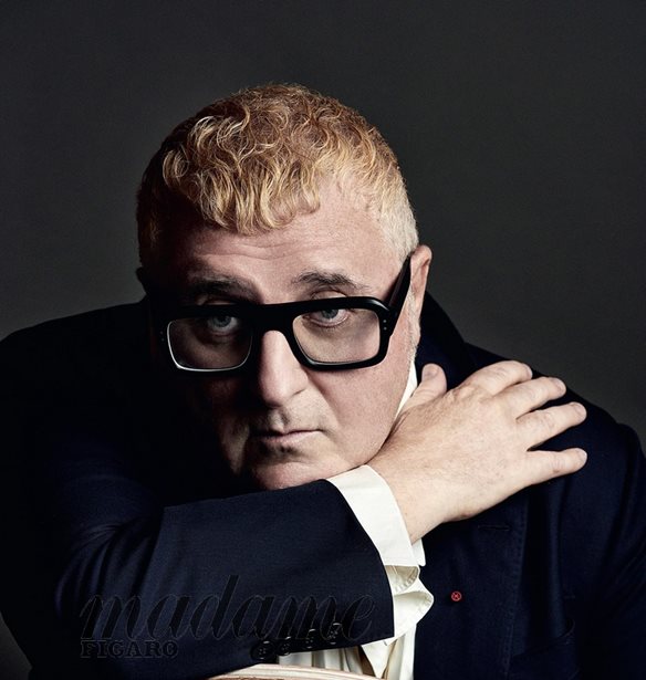 To runway show &#x3C3;&#x3C4;&#x3B7; &#x3BC;&#x3BD;&#x3AE;&#x3BC;&#x3B7; &#x3C4;&#x3BF;&#x3C5; Alber&#xA0;Elbaz &#x3BC;&#x3B5; &#x3C4;&#x3B7; &#x3C3;&#x3C5;&#x3BC;&#x3BC;&#x3B5;&#x3C4;&#x3BF;&#x3C7;&#x3AE; 40 &#x3C3;&#x3C7;&#x3B5;&#x3B4;&#x3B9;&#x3B1;&#x3C3;&#x3C4;&#x3CE;&#x3BD;