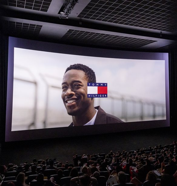 Tommy Hilfiger x F1- &#x397; &#x3A4;&#x391;&#x399;&#x39D;&#x399;&#x391; | &#x397; &#x3C0;&#x3BF;&#x3BB;&#x3C5;&#x3B1;&#x3BD;&#x3B1;&#x3BC;&#x3B5;&#x3BD;&#x3CC;&#x3BC;&#x3B5;&#x3BD;&#x3B7; avant-premi&#xE8;re &#x3C4;&#x3B7;&#x3C2; &#x391;&#x3B8;&#x3AE;&#x3BD;&#x3B1;&#x3C2; &#x3B3;&#x3B5;&#x3BC;&#x3AC;&#x3C4;&#x3B7; &#x3BC;&#x3CC;&#x3B4;&#x3B1;, racing vibes &#x3BA;&#x3B1;&#x3B9; &#x3BA;&#x3B9;&#x3BD;&#x3B7;&#x3BC;&#x3B1;&#x3C4;&#x3BF;&#x3B3;&#x3C1;&#x3B1;&#x3C6;&#x3B9;&#x3BA;&#x3AE; &#x3B1;&#x3AF;&#x3B3;&#x3BB;&#x3B7;
