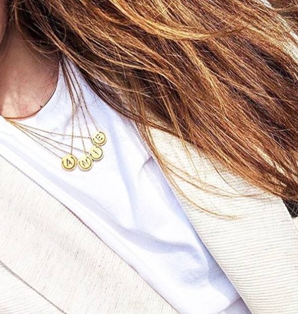 Αυτό είναι το αξεσουάρ που θα βρεις στο κομοδίνο της κάθε fashion editor