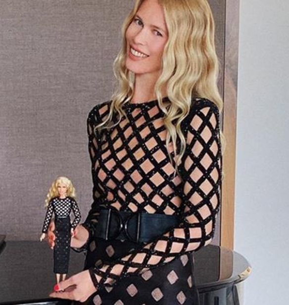 &#x397; Claudia Schiffer &#x3AD;&#x3B3;&#x3B9;&#x3BD;&#x3B5; &#x3BA;&#x3BF;&#x3CD;&#x3BA;&#x3BB;&#x3B1; Barbie