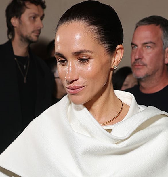 Meghan Markle | &#x397; &#x3C3;&#x3C4;&#x3B9;&#x3B3;&#x3BC;&#x3AE; &#x3C0;&#x3BF;&#x3C5; &#x3B3;&#x3B5;&#x3BB;&#x3AC; &#x3B5;&#x3B9;&#x3C2; &#x3B2;&#x3AC;&#x3C1;&#x3BF;&#x3C2; &#x3BC;&#x3BF;&#x3BD;&#x3C4;&#x3AD;&#x3BB;&#x3BF;&#x3C5; &#x3C3;&#x3C4;&#x3B7;&#x3BD; &#x395;&#x3B2;&#x3B4;&#x3BF;&#x3BC;&#x3AC;&#x3B4;&#x3B1; &#x39C;&#x3CC;&#x3B4;&#x3B1;&#x3C2; &#x3C4;&#x3BF;&#x3C5; &#x3A0;&#x3B1;&#x3C1;&#x3B9;&#x3C3;&#x3B9;&#x3BF;&#x3CD;