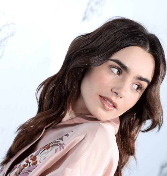 Lily Collins | M&#x3B5; shaket &#x3B1;&#x3C0;&#x3CC; &#x3C4;&#x3B1; Mango &#x3C0;&#x3BF;&#x3C5; &#x3BA;&#x3BF;&#x3C3;&#x3C4;&#x3AF;&#x3B6;&#x3B5;&#x3B9; &#x3BB;&#x3B9;&#x3B3;&#x3CC;&#x3C4;&#x3B5;&#x3C1;&#x3BF; &#x3B1;&#x3C0;&#x3CC; 100 &#x3B5;&#x3C5;&#x3C1;&#x3CE;