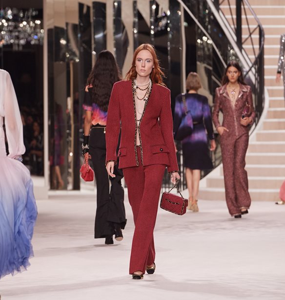 &#x397; Chanel &#x3C4;&#x3B1;&#x3BE;&#x3B9;&#x3B4;&#x3B5;&#x3CD;&#x3B5;&#x3B9; &#x3C3;&#x3C4;&#x3BF; &#x39C;&#x3AC;&#x3BD;&#x3C4;&#x3C3;&#x3B5;&#x3C3;&#x3C4;&#x3B5;&#x3C1; &#x3B3;&#x3B9;&#x3B1; &#x3C4;&#x3B7;&#x3BD; &#x3B5;&#x3C0;&#x3CC;&#x3BC;&#x3B5;&#x3BD;&#x3B7; M&#xE9;tiers d&#x2019;Art