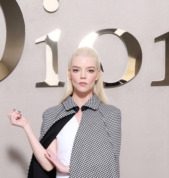 Dior SS2026 | &#x3A4;&#x3B1; celebrity beauty looks &#x3C0;&#x3BF;&#x3C5; &#x3BE;&#x3B5;&#x3C7;&#x3CE;&#x3C1;&#x3B9;&#x3C3;&#x3B1;&#x3BD; &#x3C3;&#x3C4;&#x3BF; &#x3C0;&#x3BF;&#x3BB;&#x3C5;&#x3B1;&#x3BD;&#x3B1;&#x3BC;&#x3B5;&#x3BD;&#x3CC;&#x3BC;&#x3B5;&#x3BD;&#x3BF; &#x3C0;&#x3C1;&#x3CE;&#x3C4;&#x3BF; &#x3B3;&#x3C5;&#x3BD;&#x3B1;&#x3B9;&#x3BA;&#x3B5;&#x3AF;&#x3BF; show &#x3C4;&#x3BF;&#x3C5; Jonathan Anderson