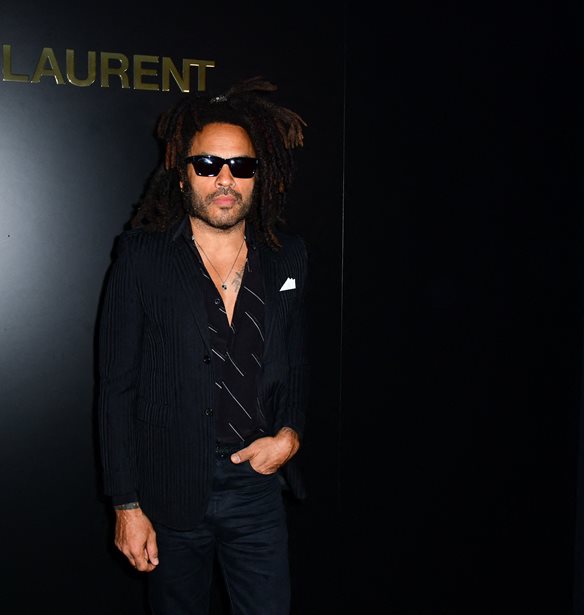 Lenny Kravitz| M&#x27; &#x3AD;&#x3BD;&#x3B1; &#x3C0;&#x3BF;&#x3C4;&#x3AE;&#x3C1;&#x3B9; &#x3C3;&#x3B1;&#x3BC;&#x3C0;&#x3AC;&#x3BD;&#x3B9;&#x3B1; &#x3BA;&#x3B1;&#x3B9; &#x3B8;&#x3AD;&#x3B1; &#x3C4;&#x3B7;&#x3BD; &#x391;&#x3BA;&#x3C1;&#x3CC;&#x3C0;&#x3BF;&#x3BB;&#x3B7;, &#x3C0;&#x3C1;&#x3B9;&#x3BD; &quot;&#x3C1;&#x3BF;&#x3BA;&#x3AC;&#x3C1;&#x3B5;&#x3B9;&quot; &#x3C4;&#x3B7;&#x3BD; &#x391;&#x3B8;&#x3AE;&#x3BD;&#x3B1; &#x3BC;&#x3B5; &#x3C4;&#x3B7; &#x3C3;&#x3C5;&#x3BD;&#x3B1;&#x3C5;&#x3BB;&#x3AF;&#x3B1; &#x3C4;&#x3BF;&#x3C5;