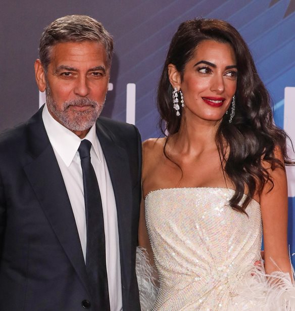 Amal Clooney | &#x397; &#x3B5;&#x3BC;&#x3C6;&#x3AC;&#x3BD;&#x3B9;&#x3C3;&#x3B7; &#x3BC;&#x3B5; &#x3BB;&#x3B5;&#x3C5;&#x3BA;&#x3CC; &#x3C3;&#x3C4;&#x3C1;&#x3AC;&#x3C0;&#x3BB;&#x3B5;&#x3C2; &#x3C6;&#x3CC;&#x3C1;&#x3B5;&#x3BC;&#x3B1; &#x3C3;&#x3C4;&#x3BF; &#x3BA;&#x3CC;&#x3BA;&#x3BA;&#x3B9;&#x3BD;&#x3BF; &#x3C7;&#x3B1;&#x3BB;&#x3AF;