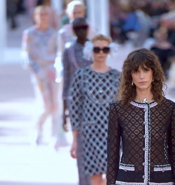 Paris Fashion Week SS &#x27;24 | &#x391;&#x3C5;&#x3C4;&#x3CC; &#x3C4;&#x3BF; &#x3BA;&#x3BF;&#x3CD;&#x3C1;&#x3B5;&#x3BC;&#x3B1; &#x3C0;&#x3C1;&#x3C9;&#x3C4;&#x3B1;&#x3B3;&#x3C9;&#x3BD;&#x3AF;&#x3C3;&#x3C4;&#x3B7;&#x3C3;&#x3B5; &#x3C3;&#x3C4;&#x3B1; &#x3C0;&#x3B5;&#x3C1;&#x3B9;&#x3C3;&#x3C3;&#x3CC;&#x3C4;&#x3B5;&#x3C1;&#x3B1; shows