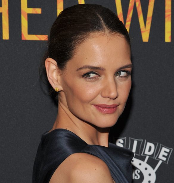 Katie Holmes: &#x397; Suri &#x3BC;&#x3B5;&#x3B3;&#x3AC;&#x3BB;&#x3C9;&#x3C3;&#x3B5; &#x3C0;&#x3BF;&#x3BB;&#x3CD; &#x3BA;&#x3B1;&#x3B9; &#x3BC;&#x3BF;&#x3B9;&#x3AC;&#x3B6;&#x3B5;&#x3B9; &#x3C3;&#x3C4;&#x3B7; &#x3BC;&#x3B1;&#x3BC;&#x3AC; &#x3C4;&#x3B7;&#x3C2;!