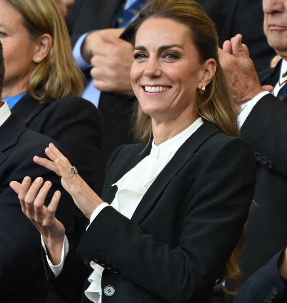 Kate Middleton | &#x3A4;&#x3BF; &#x3C6;&#x3CC;&#x3C1;&#x3B5;&#x3BC;&#x3AC; &#x3C4;&#x3B7;&#x3C2; &#x3B5;&#x3AF;&#x3BD;&#x3B1;&#x3B9; &#x3C3;&#x3C4;&#x3BF; &#x3B4;&#x3B9;&#x3B1;&#x3C7;&#x3C1;&#x3BF;&#x3BD;&#x3B9;&#x3BA;&#x3CC; &#x3BC;&#x3BF;&#x3C4;&#x3AF;&#x3B2;&#x3BF; &#x3C0;&#x3BF;&#x3C5; &#x3B4;&#x3B5;&#x3BD; &#x3C0;&#x3C1;&#x3AD;&#x3C0;&#x3B5;&#x3B9; &#x3BD;&#x3B1; &#x3BB;&#x3B5;&#x3AF;&#x3C0;&#x3B5;&#x3B9; &#x3B1;&#x3C0;&#x3CC; &#x3C4;&#x3B7; &#x3C3;&#x3C5;&#x3BB;&#x3BB;&#x3BF;&#x3B3;&#x3AE; &#x3BA;&#x3B1;&#x3BC;&#x3AF;&#x3B1;&#x3C2; &#x3B3;&#x3C5;&#x3BD;&#x3B1;&#x3AF;&#x3BA;&#x3B1;&#x3C2;
