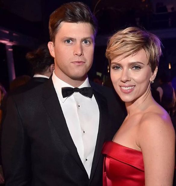Scarlett Johansson &#x2013; Colin Jost | &#x397; &#x3C0;&#x3C1;&#x3CE;&#x3C4;&#x3B7; &#x3B4;&#x3B7;&#x3BC;&#x3CC;&#x3C3;&#x3B9;&#x3B1; &#x3B5;&#x3BC;&#x3C6;&#x3AC;&#x3BD;&#x3B9;&#x3C3;&#x3B7; &#x3C9;&#x3C2; &#x3B6;&#x3B5;&#x3C5;&#x3B3;&#x3AC;&#x3C1;&#x3B9;