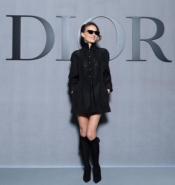 Dior F/W 2025-2026 | &#x39F;&#x3B9; &#x3B5;&#x3BC;&#x3C6;&#x3B1;&#x3BD;&#x3AF;&#x3C3;&#x3B5;&#x3B9;&#x3C2; &#x3C0;&#x3BF;&#x3C5; &#x3BE;&#x3B5;&#x3C7;&#x3CE;&#x3C1;&#x3B9;&#x3C3;&#x3B1;&#x3BD; &#x3C3;&#x3C4;&#x3BF; front row &#x3C4;&#x3B7;&#x3C2; &#x3B5;&#x3C0;&#x3AF;&#x3B4;&#x3B5;&#x3B9;&#x3BE;&#x3B7;&#x3C2; &#x3C4;&#x3BF;&#x3C5; &#x3B5;&#x3BC;&#x3B2;&#x3BB;&#x3B7;&#x3BC;&#x3B1;&#x3C4;&#x3B9;&#x3BA;&#x3BF;&#x3CD; &#x3B3;&#x3B1;&#x3BB;&#x3BB;&#x3B9;&#x3BA;&#x3BF;&#x3CD; &#x3BF;&#x3AF;&#x3BA;&#x3BF;&#x3C5;