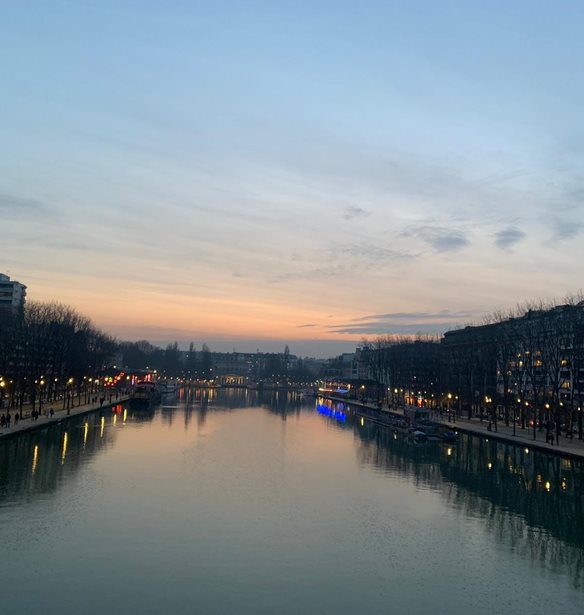 &#x391;&#x3BD;&#x3C4;&#x3B1;&#x3C0;&#x3CC;&#x3BA;&#x3C1;&#x3B9;&#x3C3;&#x3B7; &#x3B1;&#x3C0;&#x3CC; &#x3C4;&#x3BF; &#x3A0;&#x3B1;&#x3C1;&#x3AF;&#x3C3;&#x3B9;: &#x397; &#x3B6;&#x3C9;&#x3AE; &#x3BC;&#x3AF;&#x3B1;&#x3C2; &#x395;&#x3BB;&#x3BB;&#x3B7;&#x3BD;&#x3AF;&#x3B4;&#x3B1;&#x3C2; &#x3B5;&#x3BD; &#x3BC;&#x3AD;&#x3C3;&#x3C9; &#x3BA;&#x3BF;&#x3C1;&#x3C9;&#x3BD;&#x3BF;&#x3CA;&#x3BF;&#x3CD;