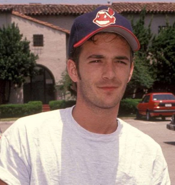 &#x39F; Luke Perry, &#x3B7; &#x3BD;&#x3BF;&#x3C3;&#x3C4;&#x3B1;&#x3BB;&#x3B3;&#x3AF;&#x3B1; &#x3BA;&#x3B1;&#x3B9; &#x3C4;&#x3BF; coolness &#x3C4;&#x3C9;&#x3BD; 90s &#x3C3;&#x3B5; &#x3C6;&#x3C9;&#x3C4;&#x3BF;&#x3B3;&#x3C1;&#x3B1;&#x3C6;&#x3AF;&#x3B5;&#x3C2;