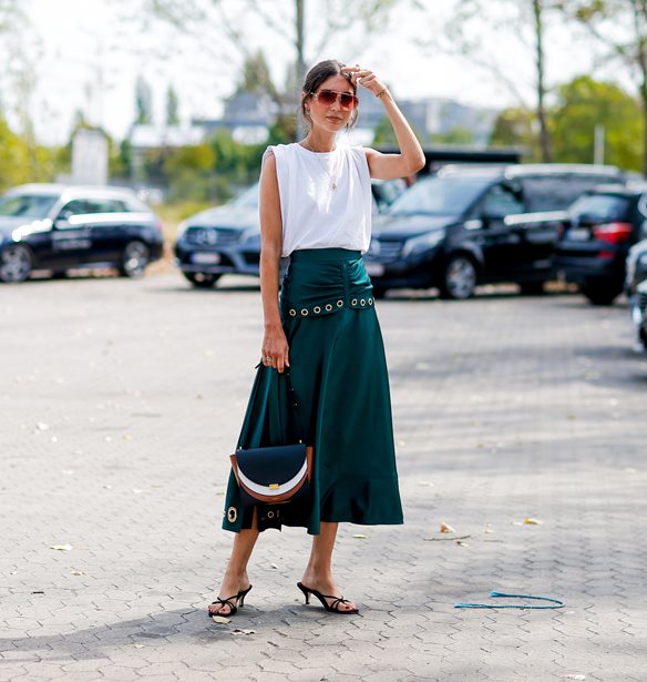 10+2 midi φούστες για να πετύχεις το πιο ενδιαφέρον office look