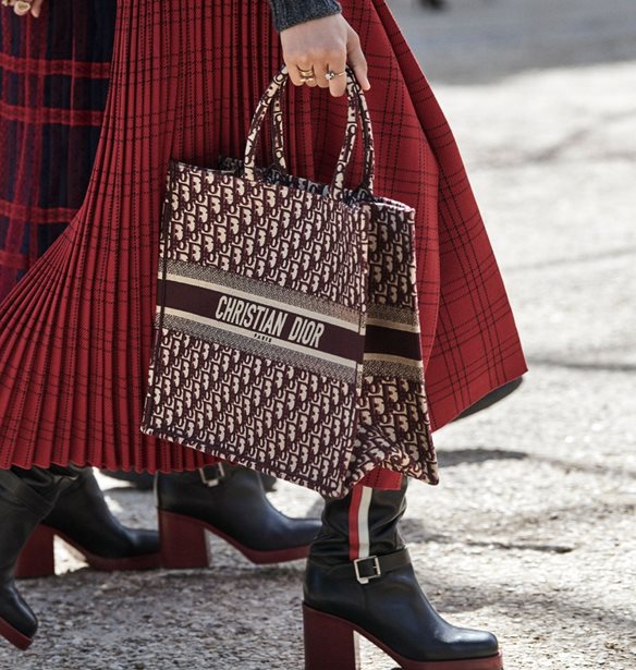 &#x393;&#x3B9;&#x3B1;&#x3C4;&#x3AF; &#x3BF; Dior &#x3B5;&#x3AF;&#x3BD;&#x3B1;&#x3B9; &#x3BF; &#x3C0;&#x3B9;&#x3BF; &#x3B5;&#x3C0;&#x3AF;&#x3BA;&#x3B1;&#x3B9;&#x3C1;&#x3BF;&#x3C2; &#x39F;&#x3AF;&#x3BA;&#x3BF;&#x3C2; &#x3B1;&#x3C5;&#x3C4;&#x3AE; &#x3C4;&#x3B7; &#x3C3;&#x3C4;&#x3B9;&#x3B3;&#x3BC;&#x3AE;