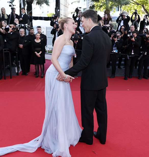 &#x397; Scarlett Johansson &#x3C3;&#x3C4;&#x3BF; &#x3A6;&#x3B5;&#x3C3;&#x3C4;&#x3B9;&#x3B2;&#x3AC;&#x3BB; &#x39A;&#x3B1;&#x3BD;&#x3BD;&#x3CE;&#x3BD; &#x3BC;&#x3B5; &#x3C4;&#x3BF;&#x3BD; &#x3C3;&#x3CD;&#x3B6;&#x3C5;&#x3B3;&#x3CC; &#x3C4;&#x3B7;&#x3C2; | &#x397; &#x3BA;&#x3BF;&#x3B9;&#x3BD;&#x3AE; red carpet &#x3B5;&#x3BC;&#x3C6;&#x3AC;&#x3BD;&#x3B9;&#x3C3;&#x3B7; &#x3BA;&#x3B1;&#x3B9; &#x3C4;&#x3BF; &#x3C6;&#x3B9;&#x3BB;&#x3AF;