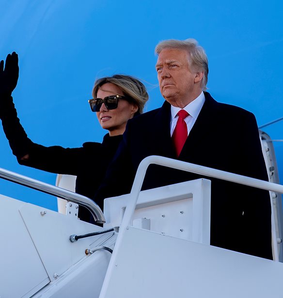 Melania Trump | &#x397; &#x3B1;&#x3BD;&#x3B1;&#x3C4;&#x3C1;&#x3B9;&#x3C7;&#x3B9;&#x3B1;&#x3C3;&#x3C4;&#x3B9;&#x3BA;&#x3AE; &#x3B1;&#x3C0;&#x3BF;&#x3BA;&#x3AC;&#x3BB;&#x3C5;&#x3C8;&#x3B7; &#x3B3;&#x3B9;&#x3B1; &#x3C4;&#x3B7;&#x3BD; &#x3AF;&#x3B4;&#x3B9;&#x3B1; &#x3BA;&#x3B1;&#x3B9; &#x3C4;&#x3B7;&#x3BD; &#x3B1;&#x3C0;&#x3CC;&#x3C0;&#x3B5;&#x3B9;&#x3C1;&#x3B1; &#x3B4;&#x3BF;&#x3BB;&#x3BF;&#x3C6;&#x3BF;&#x3BD;&#x3AF;&#x3B1;&#x3C2; &#x3C4;&#x3BF;&#x3C5; &#x3C3;&#x3C5;&#x3B6;&#x3CD;&#x3B3;&#x3BF;&#x3C5; &#x3C4;&#x3B7;&#x3C2;, Donald Trump