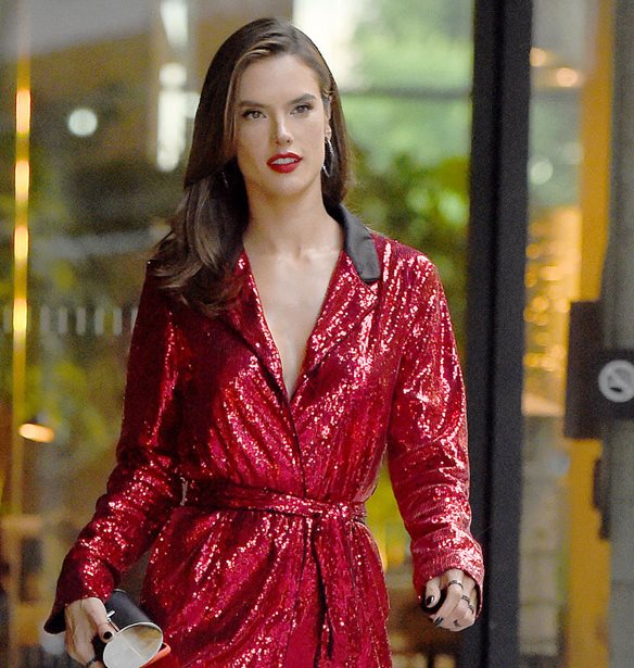 Alessandra Ambrosio: &#x391;&#x3BC;&#x3B1;&#x3BA;&#x3B9;&#x3B3;&#x3B9;&#x3AC;&#x3C1;&#x3B9;&#x3C3;&#x3C4;&#x3B7; &#x3BA;&#x3B1;&#x3B9; &#x3BC;&#x3B5; &#x3C4;&#x3BF; &#x3C0;&#x3B9;&#x3BF; &#x3BA;&#x3B1;&#x3BB;&#x3BF;&#x3BA;&#x3B1;&#x3B9;&#x3C1;&#x3B9;&#x3BD;&#x3CC; outfit