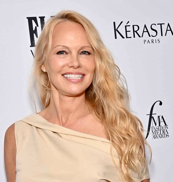 H Pamela Anderson &#x3C7;&#x3C9;&#x3C1;&#x3AF;&#x3C2; &#x3BC;&#x3B1;&#x3BA;&#x3B9;&#x3B3;&#x3B9;&#x3AC;&#x3B6; &#x3C3;&#x3C4;&#x3B1; 56 &#x3C4;&#x3B7;&#x3C2; &#x3B4;&#x3B5;&#x3AF;&#x3C7;&#x3BD;&#x3B5;&#x3B9; &#x3C0;&#x3B9;&#x3BF; &#x3CC;&#x3BC;&#x3BF;&#x3C1;&#x3C6;&#x3B7; (&#x3BA;&#x3B1;&#x3B9; &#x3BD;&#x3AD;&#x3B1;) &#x3B1;&#x3C0;&#x3CC; &#x3C0;&#x3BF;&#x3C4;&#x3AD;