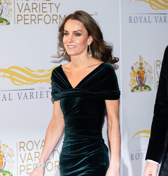 Kate Middleton | &#x397; &#x3B9;&#x3C3;&#x3C4;&#x3BF;&#x3C1;&#x3AF;&#x3B1; &#x3C0;&#x3AF;&#x3C3;&#x3C9; &#x3B1;&#x3C0;&#x3CC; &#x3C4;&#x3BF; &#x3C0;&#x3C1;&#x3AC;&#x3C3;&#x3B9;&#x3BD;&#x3BF; &#x3B2;&#x3B5;&#x3BB;&#x3BF;&#x3CD;&#x3B4;&#x3B9;&#x3BD;&#x3BF; &#x3C6;&#x3CC;&#x3C1;&#x3B5;&#x3BC;&#x3B1;