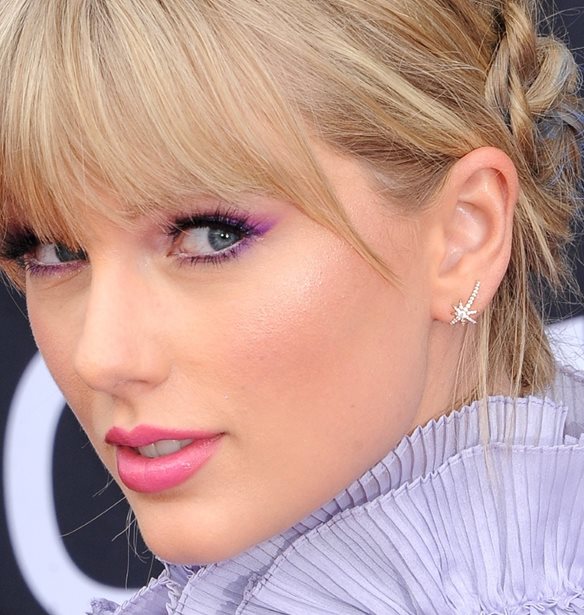 Taylor Swift | &#x395;&#x3AF;&#x3C7;&#x3B5; &#x3C4;&#x3B7;&#x3BD; &#x3C0;&#x3B9;&#x3BF; &#x3B1;&#x3C3;&#x3C4;&#x3B5;&#x3AF;&#x3B1; &#x3B1;&#x3BD;&#x3C4;&#x3AF;&#x3B4;&#x3C1;&#x3B1;&#x3C3;&#x3B7; &#x3C3;&#x3C4;&#x3BF;&#x3BD; &#x3B1;&#x3C1;&#x3C1;&#x3B1;&#x3B2;&#x3CE;&#x3BD;&#x3B1; &#x3C4;&#x3B7;&#x3C2; Selena Gomez &#x3BA;&#x3B1;&#x3B9; &#x3C4;&#x3BF;&#x3C5; Benny Blanco