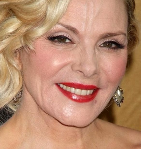 Kim Cattrall | &#x38C;&#x3C4;&#x3B1;&#x3BD; &#x3B7; Samantha &#x3AD;&#x3C0;&#x3B1;&#x3B9;&#x3B6;&#x3B5; &#x3C3;&#x3C4;&#x3BF;&#x3C5;&#x3C2; &#x386;&#x3B3;&#x3B3;&#x3B5;&#x3BB;&#x3BF;&#x3C5;&#x3C2; &#x3C4;&#x3BF;&#x3C5; &#x3A4;&#x3C3;&#x3AC;&#x3C1;&#x3BB;&#x3B9;