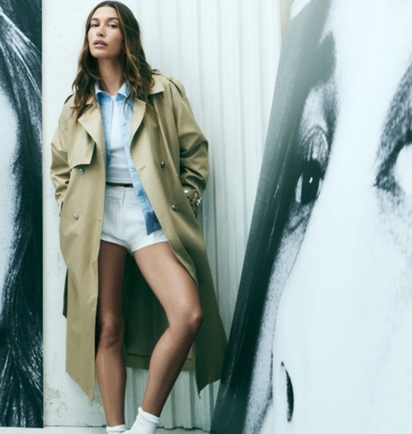 Η DKNY παρουσιάζει την καμπάνια Άνοιξη 2026 με πρωταγωνίστρια τη Hailey Bieber
