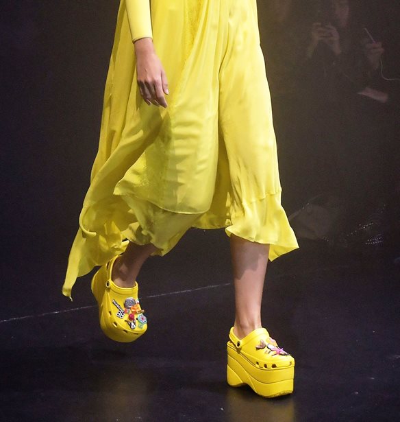 &#x39F; Balenciaga &#x3B2;&#x3AC;&#x3B6;&#x3B5;&#x3B9; &#x3C3;&#x3C4;&#x3B7; &#x3BC;&#x3CC;&#x3B4;&#x3B1; &#x3C4;&#x3BF; &#x3C0;&#x3B9;&#x3BF; &#x3C0;&#x3B5;&#x3C1;&#x3AF;&#x3B5;&#x3C1;&#x3B3;&#x3BF; &#x3C0;&#x3B1;&#x3C0;&#x3BF;&#x3CD;&#x3C4;&#x3C3;&#x3B9; &#x3C0;&#x3BF;&#x3C5; &#x3B5;&#x3AF;&#x3B4;&#x3B1;&#x3BC;&#x3B5; &#x3C4;&#x3B5;&#x3BB;&#x3B5;&#x3C5;&#x3C4;&#x3B1;&#x3AF;&#x3B1;