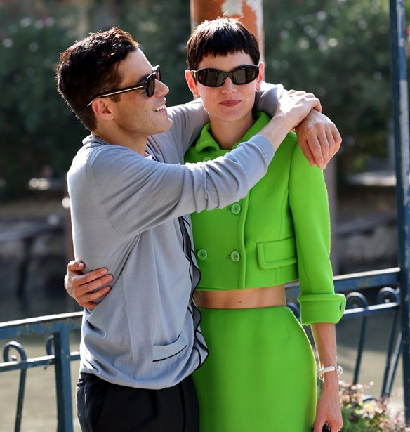 Rami Malek &amp; Emma Corrin | &#x3A7;&#x3CE;&#x3C1;&#x3B9;&#x3C3;&#x3B1;&#x3BD; &#x3BC;&#x3B5;&#x3C4;&#x3AC; &#x3B1;&#x3C0;&#x3CC; &#x3B4;&#x3CD;&#x3BF; &#x3C7;&#x3C1;&#x3CC;&#x3BD;&#x3B9;&#x3B1; &#x3C3;&#x3C7;&#x3AD;&#x3C3;&#x3B7;&#x3C2;