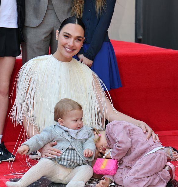 Gal Gadot | A&#x3C0;&#x3AD;&#x3BA;&#x3C4;&#x3B7;&#x3C3;&#x3B5; &#x3C4;&#x3BF; &#x3B1;&#x3C3;&#x3C4;&#x3AD;&#x3C1;&#x3B9; &#x3C4;&#x3B7;&#x3C2; &#x3C3;&#x3C4;&#x3B7; &#x39B;&#x3B5;&#x3C9;&#x3C6;&#x3CC;&#x3C1;&#x3BF; &#x3C4;&#x3B7;&#x3C2; &#x394;&#x3CC;&#x3BE;&#x3B1;&#x3C2;, &#x3AC;&#x3BB;&#x3BB;&#x3B1; &#x3BF;&#x3B9; &#x3BA;&#x3CC;&#x3C1;&#x3B5;&#x3C2; &#x3C4;&#x3B7;&#x3C2; &#x3AD;&#x3BA;&#x3BB;&#x3B5;&#x3C8;&#x3B1;&#x3BD; &#x3C4;&#x3B7;&#x3BD; &#x3C0;&#x3B1;&#x3C1;&#x3AC;&#x3C3;&#x3C4;&#x3B1;&#x3C3;&#x3B7;