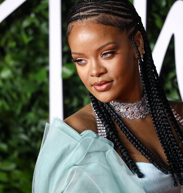 &#x397; Rihanna &#x3B1;&#x3C0;&#x3BF;&#x3BA;&#x3B1;&#x3BB;&#x3CD;&#x3C0;&#x3C4;&#x3B5;&#x3B9; &#x3C4;&#x3B7; skincare &#x3C1;&#x3BF;&#x3C5;&#x3C4;&#x3AF;&#x3BD;&#x3B1; &#x3C4;&#x3B7;&#x3C2;