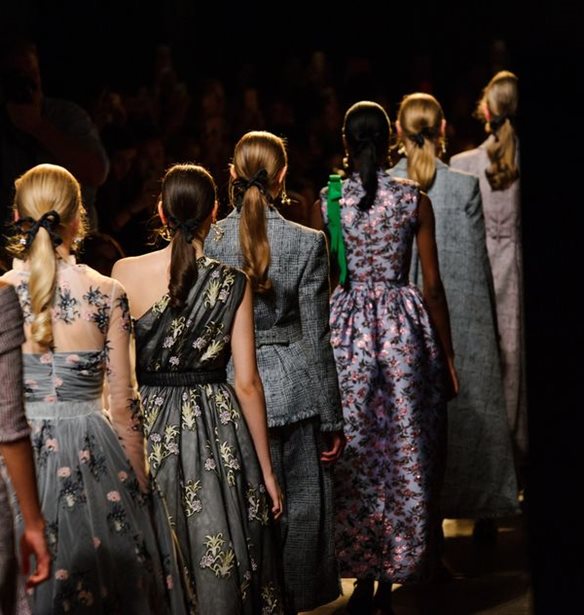 Erdem, Christopher Kane S/S'18: Διακριτικός ερωτισμός, jazz και βασιλική κομψότητα