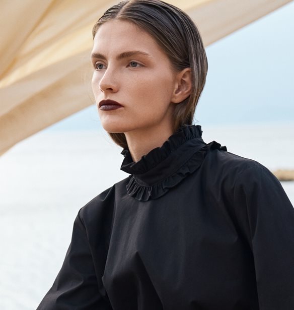 &quot;Play with Shadows&quot; | &#x397; &#x3BD;&#x3AD;&#x3B1; &#x3C3;&#x3C5;&#x3BB;&#x3BB;&#x3BF;&#x3B3;&#x3AE; &#x3C4;&#x3BF;&#x3C5; brand &#x397;a&#xE1;ls &#x3B4;&#x3B9;&#x3B1;&#x3BC;&#x3BF;&#x3C1;&#x3C6;&#x3CE;&#x3BD;&#x3B5;&#x3B9; &#x3C4;&#x3B7;&#x3BD; capsule &#x3B3;&#x3BA;&#x3B1;&#x3C1;&#x3BD;&#x3C4;&#x3B1;&#x3C1;&#x3CC;&#x3BC;&#x3C0;&#x3B1; &#x3BA;&#x3AC;&#x3B8;&#x3B5; &#x3C3;&#x3CD;&#x3B3;&#x3C7;&#x3C1;&#x3BF;&#x3BD;&#x3B7;&#x3C2; &#x3B3;&#x3C5;&#x3BD;&#x3B1;&#x3AF;&#x3BA;&#x3B1;&#x3C2;