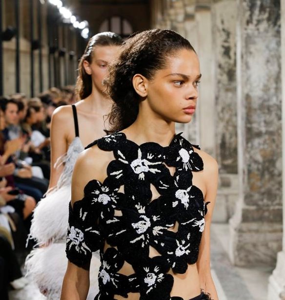 Gucci, Dior &#x3BA;&#x3B1;&#x3B9; Louis Vuitton &#x3B1;&#x3C0;&#x3BF;&#x3BA;&#x3BB;&#x3B5;&#x3AF;&#x3BF;&#x3C5;&#x3BD; &#x3C4;&#x3B1; &#x3C5;&#x3C0;&#x3B5;&#x3C1;&#x3B2;&#x3BF;&#x3BB;&#x3B9;&#x3BA;&#x3AC; &#x3B1;&#x3B4;&#x3CD;&#x3BD;&#x3B1;&#x3C4;&#x3B1; &#x3BC;&#x3BF;&#x3BD;&#x3C4;&#x3AD;&#x3BB;&#x3B1; &#x3B1;&#x3C0;&#x3CC; &#x3C4;&#x3B1; show &#x3C4;&#x3BF;&#x3C5;&#x3C2;