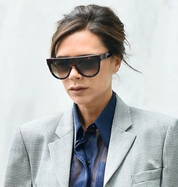 DON&#x2019;T TRY THIS: &#x397; Victoria Beckham &#x3BA;&#x3BF;&#x3CD;&#x3C1;&#x3B5;&#x3C8;&#x3B5; &#x3C4;&#x3B1; &#x3BC;&#x3B1;&#x3BB;&#x3BB;&#x3B9;&#x3AC; &#x3C4;&#x3B7;&#x3C2; &#x3BC;&#x3AD;&#x3C3;&#x3B1; &#x3C3;&#x3C4;&#x3BF; &#x3B1;&#x3C5;&#x3C4;&#x3BF;&#x3BA;&#x3AF;&#x3BD;&#x3B7;&#x3C4;&#x3BF;!
