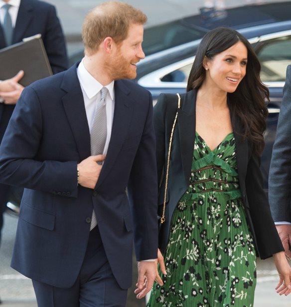Meghan Markle | &#x393;&#x3B9;&#x3B1;&#x3C4;&#x3AF; &#x3C6;&#x3BF;&#x3C1;&#x3AC;&#x3B5;&#x3B9; &#x3C3;&#x3C5;&#x3BD;&#x3AE;&#x3B8;&#x3C9;&#x3C2; &#x3C0;&#x3C1;&#x3AC;&#x3C3;&#x3B9;&#x3BD;&#x3BF; &#x3BA;&#x3B1;&#x3B9; &#x3CC;&#x3C7;&#x3B9; &#x3BA;&#x3AC;&#x3C0;&#x3BF;&#x3B9;&#x3BF; &#x3AC;&#x3BB;&#x3BB;&#x3BF; &#x3C7;&#x3C1;&#x3CE;&#x3BC;&#x3B1;;