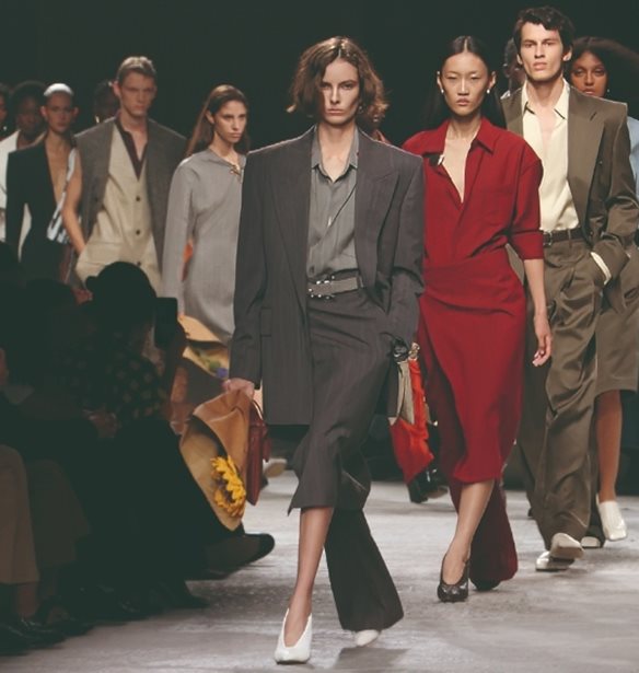 MFW | &#x3A4;&#x3BF; &#x3BC;&#x3BF;&#x3BD;&#x3C4;&#x3AD;&#x3C1;&#x3BD;&#x3BF; power dressing &#x3C4;&#x3B7;&#x3C2; Bottega Veneta &#x3C3;&#x3C4;&#x3B7; SS25 &#x3C3;&#x3C5;&#x3BB;&#x3BB;&#x3BF;&#x3B3;&#x3AE; &#x3B5;&#x3AF;&#x3C7;&#x3B5; &#x3BC;&#x3AF;&#x3B1; &#x3B4;&#x3CC;&#x3C3;&#x3B7; &#x3C0;&#x3B1;&#x3B9;&#x3B4;&#x3B9;&#x3BA;&#x3CC;&#x3C4;&#x3B7;&#x3C4;&#x3B1;&#x3C2;