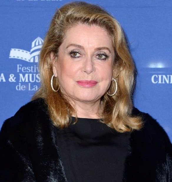 Catherine Deneuve | 300 Yves Saint Laurent &#x3BA;&#x3BF;&#x3BC;&#x3BC;&#x3AC;&#x3C4;&#x3B9;&#x3B1; &#x3C4;&#x3B7;&#x3C2; &#x3B3;&#x3BA;&#x3B1;&#x3C1;&#x3BD;&#x3C4;&#x3B1;&#x3C1;&#x3CC;&#x3BC;&#x3C0;&#x3B1;&#x3C2; &#x3C4;&#x3B7;&#x3C2; &#x3C3;&#x3B5; &#x3B4;&#x3B7;&#x3BC;&#x3BF;&#x3C0;&#x3C1;&#x3B1;&#x3C3;&#x3AF;&#x3B1;
