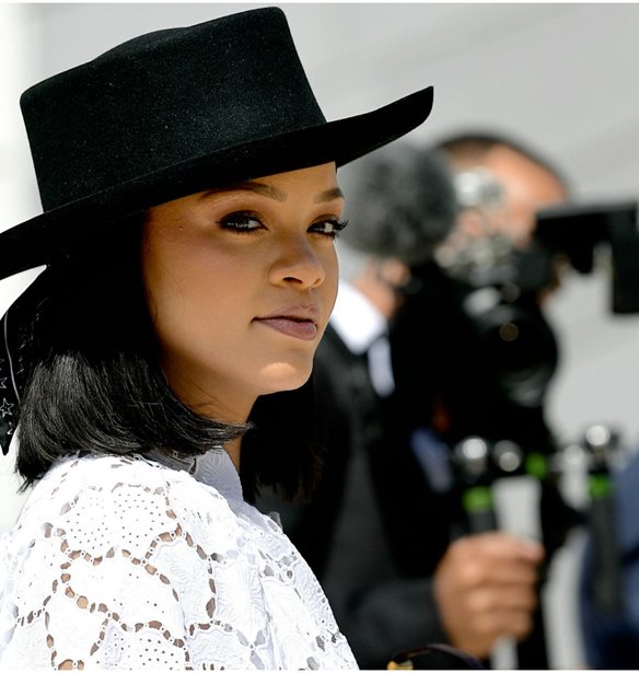 &quot;So Stoned&quot;: &#x391;&#x3C5;&#x3C4;&#x3AE; &#x3B5;&#x3AF;&#x3BD;&#x3B1;&#x3B9; &#x3B7; &#x3BD;&#x3AD;&#x3B1; &#x3C3;&#x3C5;&#x3BB;&#x3BB;&#x3BF;&#x3B3;&#x3AE; &#x3C4;&#x3B7;&#x3C2; Rihanna &#x3B3;&#x3B9;&#x3B1; &#x3C4;&#x3BF;&#x3BD; Manolo Blahnik