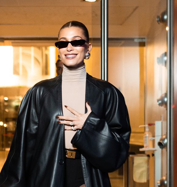 Midnight blue | &#x397; Hailey Bieber &#x3B5;&#x3C0;&#x3AD;&#x3BB;&#x3B5;&#x3BE;&#x3B5; &#x3C4;&#x3BF; &#x3C0;&#x3B9;&#x3BF; &#x3B1;&#x3C1;&#x3B9;&#x3C3;&#x3C4;&#x3BF;&#x3BA;&#x3C1;&#x3B1;&#x3C4;&#x3B9;&#x3BA;&#x3CC; &#x3C7;&#x3C1;&#x3CE;&#x3BC;&#x3B1; &#x3B3;&#x3B9;&#x3B1; &#x3C4;&#x3BF; &#x3BC;&#x3B1;&#x3BD;&#x3B9;&#x3BA;&#x3B9;&#x3BF;&#x3CD;&#x3C1; &#x3C4;&#x3B7;&#x3C2;