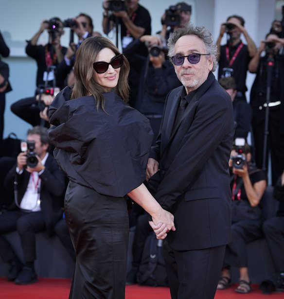 Monica Bellucci &#x3BA;&#x3B1;&#x3B9; Tim Burton &#x3B6;&#x3BF;&#x3C5;&#x3BD; &#x3AD;&#x3BD;&#x3B1;&#x3BD; &#x3BA;&#x3B9;&#x3BD;&#x3B7;&#x3BC;&#x3B1;&#x3C4;&#x3BF;&#x3B3;&#x3C1;&#x3B1;&#x3C6;&#x3B9;&#x3BA;&#x3CC; &#x3AD;&#x3C1;&#x3C9;&#x3C4;&#x3B1; &#x3C3;&#x3C4;&#x3BF; &#x3BA;&#x3CC;&#x3BA;&#x3BA;&#x3B9;&#x3BD;&#x3BF; &#x3C7;&#x3B1;&#x3BB;&#x3AF; &#x3C4;&#x3BF;&#x3C5; 81&#x3BF;&#x3C5; &#x3A6;&#x3B5;&#x3C3;&#x3C4;&#x3B9;&#x3B2;&#x3AC;&#x3BB; &#x392;&#x3B5;&#x3BD;&#x3B5;&#x3C4;&#x3AF;&#x3B1;&#x3C2;
