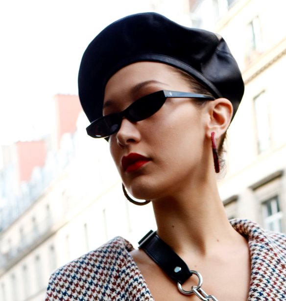 H Bella Hadid &#x3C3;&#x3B5; &#x3BC;&#x3AF;&#x3B1; &#x3B1;&#x3C0;&#x3CC;&#x3BB;&#x3C5;&#x3C4;&#x3B1; &#xE0; la parisienne &#x3B5;&#x3BC;&#x3C6;&#x3AC;&#x3BD;&#x3B9;&#x3C3;&#x3B7;