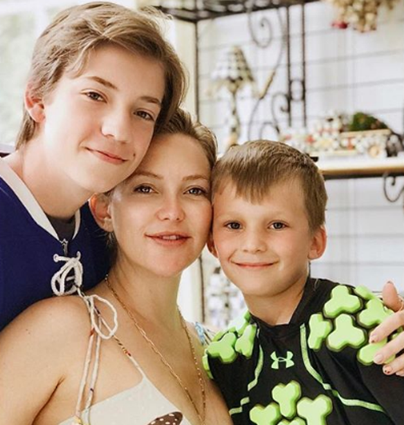 &#x39F; &#x3B3;&#x3B9;&#x3BF;&#x3C2; &#x3C4;&#x3B7;&#x3C2; Kate Hudson &#x3B5;&#x3AF;&#x3BD;&#x3B1;&#x3B9; &#x3B6;&#x3B5;&#x3C5;&#x3B3;&#x3AC;&#x3C1;&#x3B9; &#x3BC;&#x3B5; &#x3C4;&#x3B7;&#x3BD; &#x3BA;&#x3CC;&#x3C1;&#x3B7; &#x3C4;&#x3B7;&#x3C2; Leslie Mann