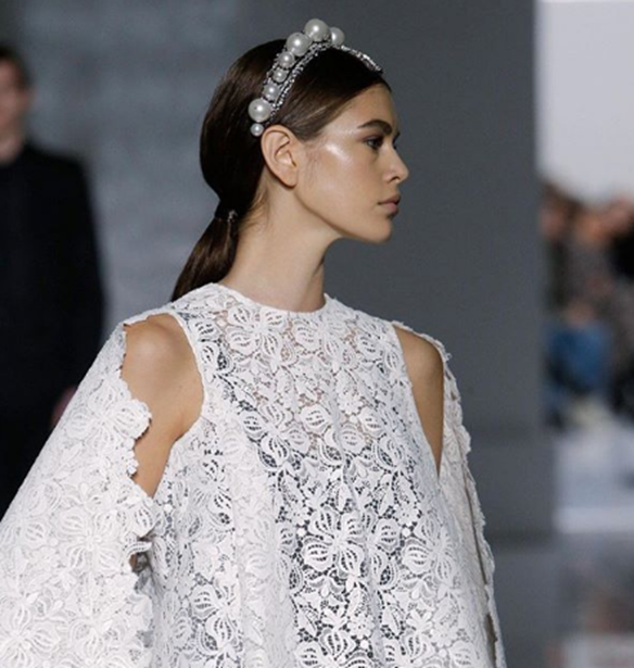 Kaia Gerber | &#x3A6;&#x3CC;&#x3C1;&#x3B5;&#x3C3;&#x3B5; &#x3C4;&#x3BF; &#x3BC;&#x3B5;&#x3B3;&#x3B1;&#x3BB;&#x3CD;&#x3C4;&#x3B5;&#x3C1;&#x3BF; trend &#x3C3;&#x3C4;&#x3B1; &#x3B1;&#x3BE;&#x3B5;&#x3C3;&#x3BF;&#x3C5;&#x3AC;&#x3C1; &#x3BC;&#x3B1;&#x3BB;&#x3BB;&#x3B9;&#x3CE;&#x3BD; &#x3C3;&#x3C4;&#x3B7;&#x3BD; &#x3C0;&#x3B1;&#x3C3;&#x3B1;&#x3C1;&#x3AD;&#x3BB;&#x3B1; &#x3C4;&#x3BF;&#x3C5; &#x3BF;&#x3AF;&#x3BA;&#x3BF;&#x3C5; Givenchy