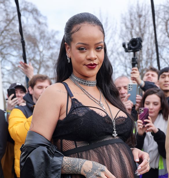 Rihanna | &#x39F;&#x3B9; &#x3C3;&#x3C7;&#x3B5;&#x3B4;&#x3CC;&#x3BD; &#x3B3;&#x3C5;&#x3BC;&#x3BD;&#x3AD;&#x3C2; &#x3C6;&#x3C9;&#x3C4;&#x3BF;&#x3B3;&#x3C1;&#x3B1;&#x3C6;&#x3AF;&#x3B5;&#x3C2; &#x3B1;&#x3C0;&#x3CC; &#x3C4;&#x3B7;&#x3BD; &#x3C0;&#x3C1;&#x3CE;&#x3C4;&#x3B7; &#x3C4;&#x3B7;&#x3C2; &#x3B5;&#x3B3;&#x3BA;&#x3C5;&#x3BC;&#x3BF;&#x3C3;&#x3CD;&#x3BD;&#x3B7;