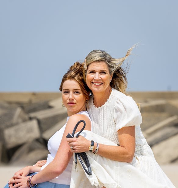 Βασίλισσα Maxima | Χαρούμενη και ξυπόλυτη στις Σπέτσες με την κόρη της πριγκίπισσα Αriane