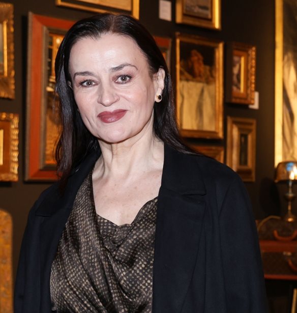 &#x397; &#x39A;&#x3B1;&#x3C1;&#x3C5;&#x3BF;&#x3C6;&#x3C5;&#x3BB;&#x3BB;&#x3B9;&#x3AC; &#x39A;&#x3B1;&#x3C1;&#x3B1;&#x3BC;&#x3C0;&#x3AD;&#x3C4;&#x3B7; &#x3BC;&#x3B5; &#x3C3;&#x3B1;&#x3C4;&#x3AD;&#x3BD; &#x3C6;&#x3CC;&#x3C1;&#x3B5;&#x3BC;&#x3B1; &#x3B1;&#x3C0;&#x3CC; &#x3C4;&#x3B7; Massimo Dutti &#x3C3;&#x3B5; &#x3B2;&#x3C1;&#x3B1;&#x3B4;&#x3B9;&#x3BD;&#x3AE; &#x3AD;&#x3BE;&#x3BF;&#x3B4;&#x3BF;