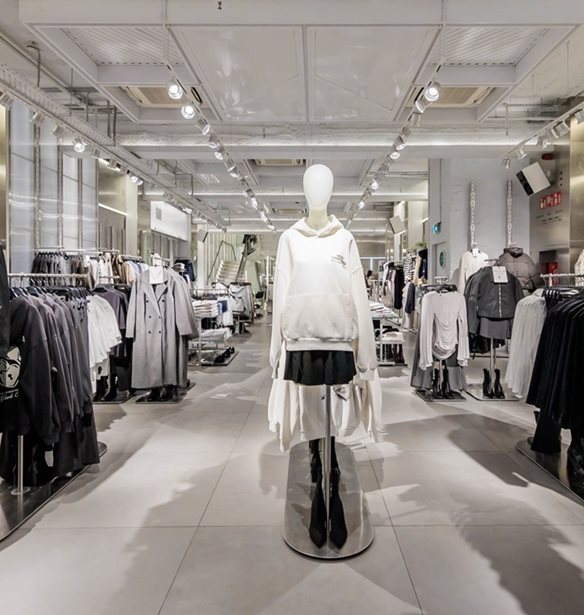 &#x397; Pull&amp;Bear &#x3B5;&#x3C0;&#x3B1;&#x3BD;&#x3B1;&#x3BB;&#x3B5;&#x3B9;&#x3C4;&#x3BF;&#x3C5;&#x3C1;&#x3B3;&#x3B5;&#x3AF; &#x3C4;&#x3BF; flagship &#x3BA;&#x3B1;&#x3C4;&#x3AC;&#x3C3;&#x3C4;&#x3B7;&#x3BC;&#x3AC; &#x3C4;&#x3B7;&#x3C2; &#x3C3;&#x3C4;&#x3B7;&#x3BD; &#x391;&#x3B8;&#x3AE;&#x3BD;&#x3B1;